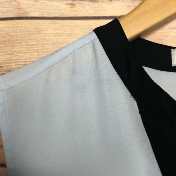 🌷5 for $25 1. State Sleeveless Split Neck Top - Picture 5 of 5